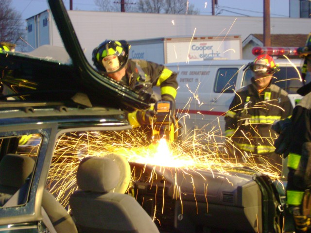 MVX Drill 04/07 - Ex-Chief Stephen Mellett practices cutting a vehicle hood